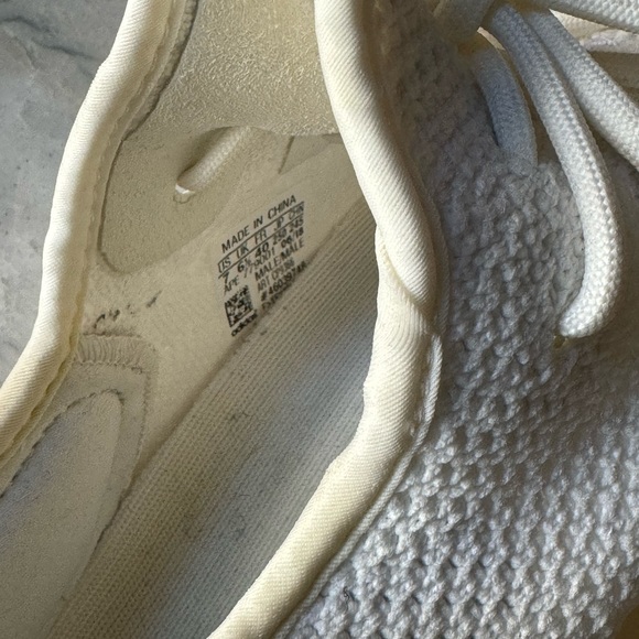YEEZY 350 v2 Triple White - Picture 6 of 6
